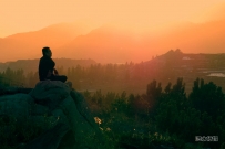 龙门山：夕阳西下时分的美丽图景