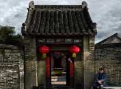 闭目守祠   千年不变