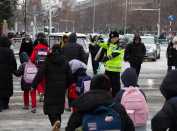 风雪护学路  交警暖童心