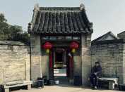 闭目守祠   千年不变