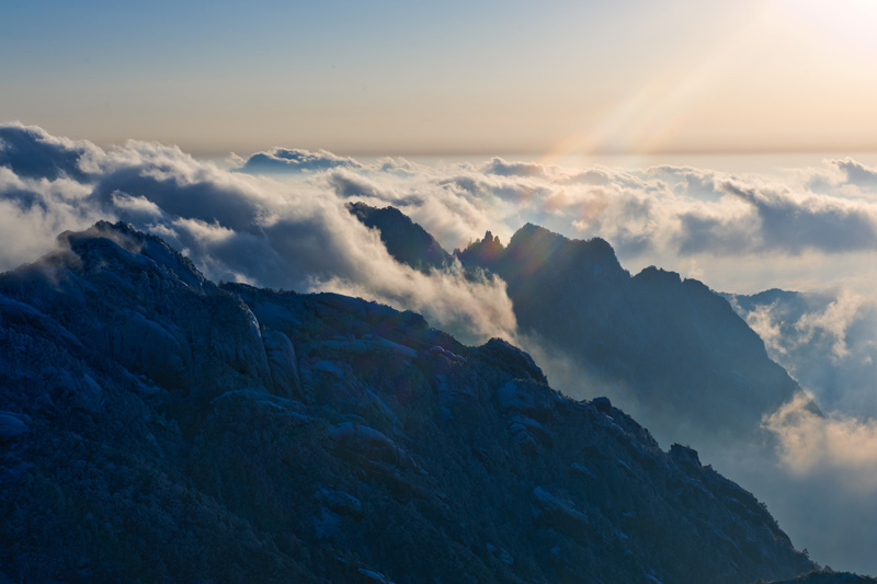 夕阳映黄山