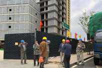 工地门前的清晨时刻